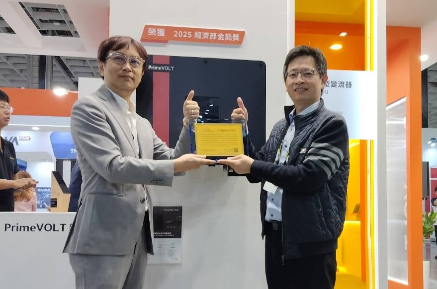 新望 30kW 無風扇逆變器榮獲本屆經濟部「優質太陽光電產品金能獎」,圖左為新望資深業務協理 范明中
